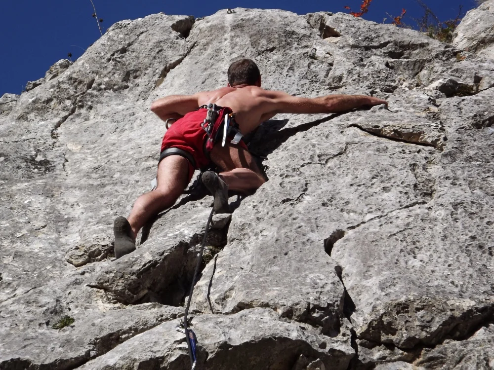 different types of rock climbing explained -man climbing