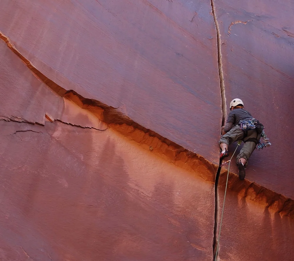 crack climbing- types of rock climbing 101